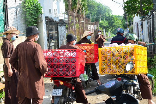 Continuing to support people in need in the Covid-19 pandemic of Hoang Phap Pagoda (series 2)